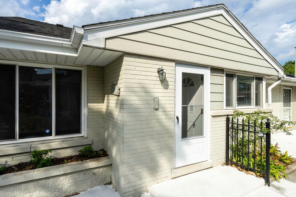 7261 N East Prairie Road, Lincolnwood, IL 60712 — photo 2