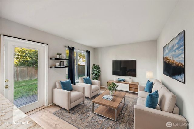 1340 NW Redwing Drive, Oak Harbor, WA 98277