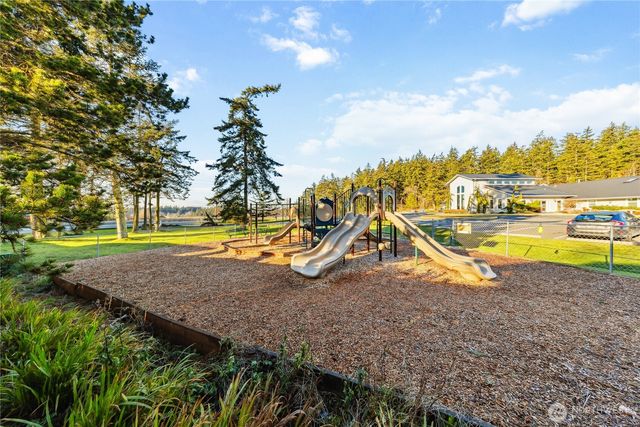 1340 NW Redwing Drive, Oak Harbor, WA 98277