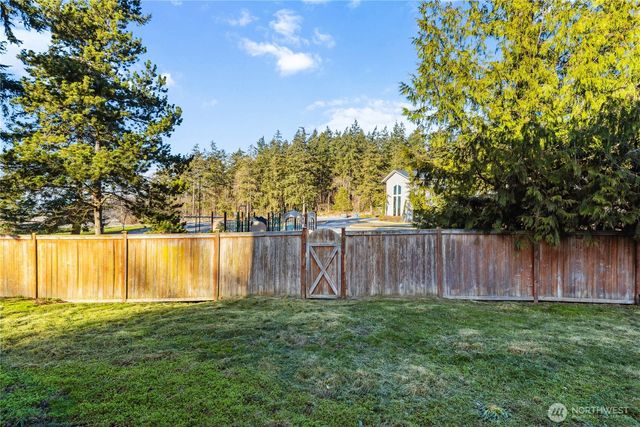 1340 NW Redwing Drive, Oak Harbor, WA 98277