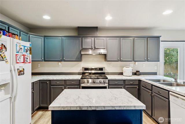 1340 NW Redwing Drive, Oak Harbor, WA 98277