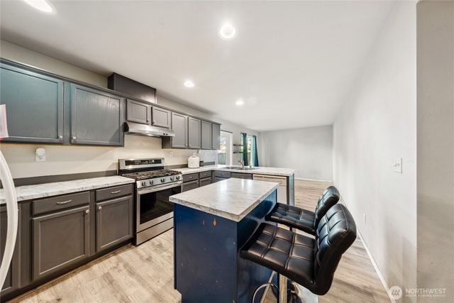 1340 NW Redwing Drive, Oak Harbor, WA 98277