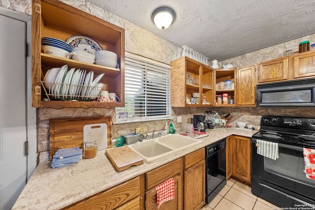 335 Flatrock, Canyon Lake, TX 78133