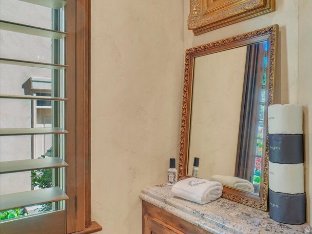 8283 S BAVARIAN CT, Cottonwood Heights, UT 84093