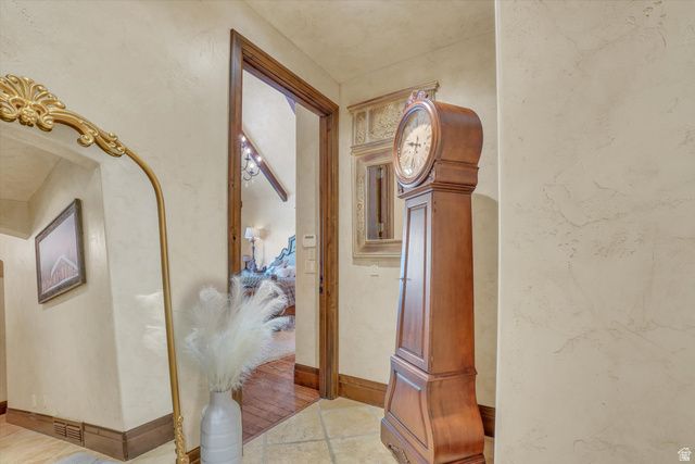 8283 S BAVARIAN CT, Cottonwood Heights, UT 84093