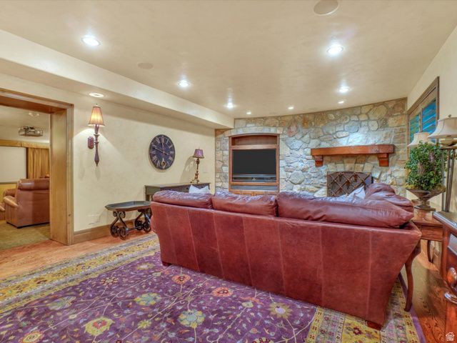 8283 S BAVARIAN CT, Cottonwood Heights, UT 84093