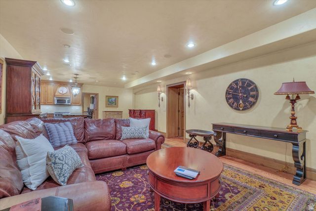 8283 S BAVARIAN CT, Cottonwood Heights, UT 84093