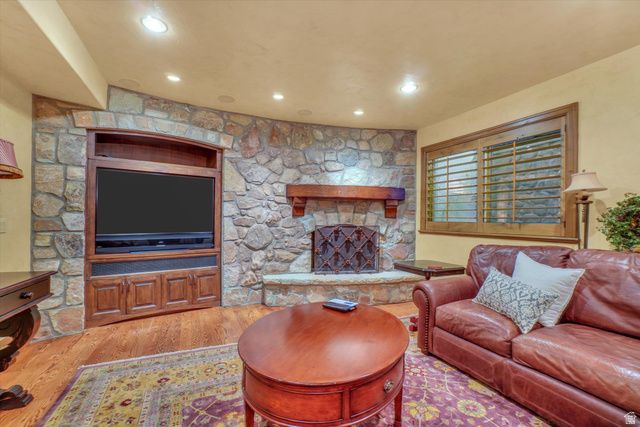 8283 S BAVARIAN CT, Cottonwood Heights, UT 84093