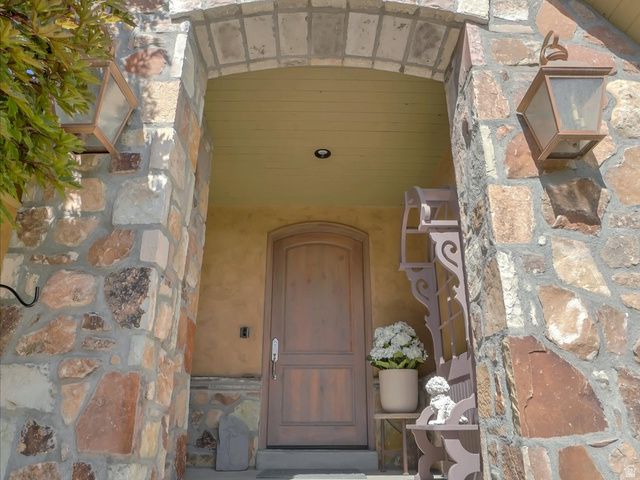 8283 S BAVARIAN CT, Cottonwood Heights, UT 84093