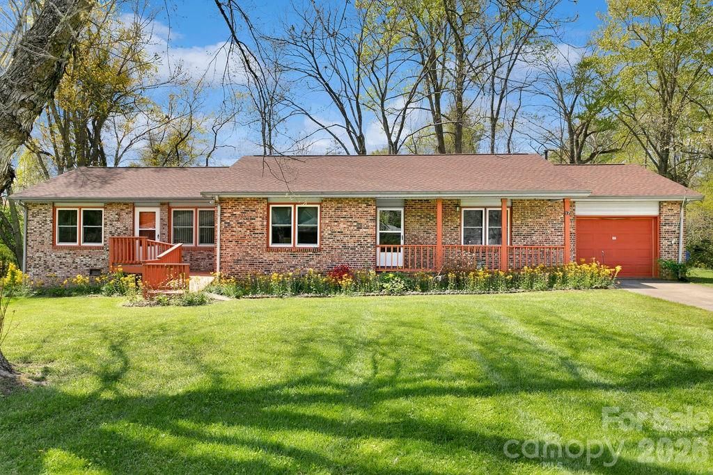 17 Resada Drive, Brevard, NC 28712