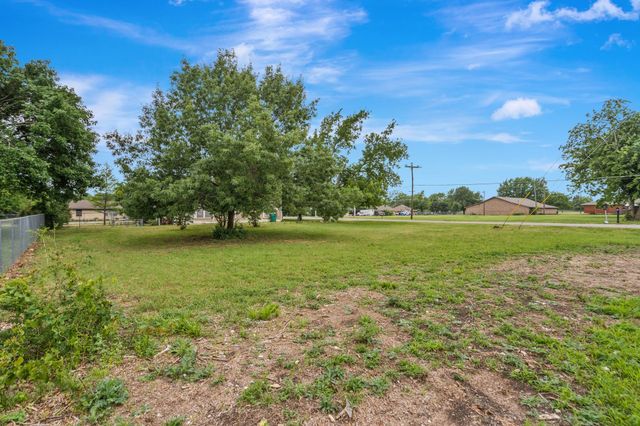 209 S Britton Street, Tom Bean, TX 75489