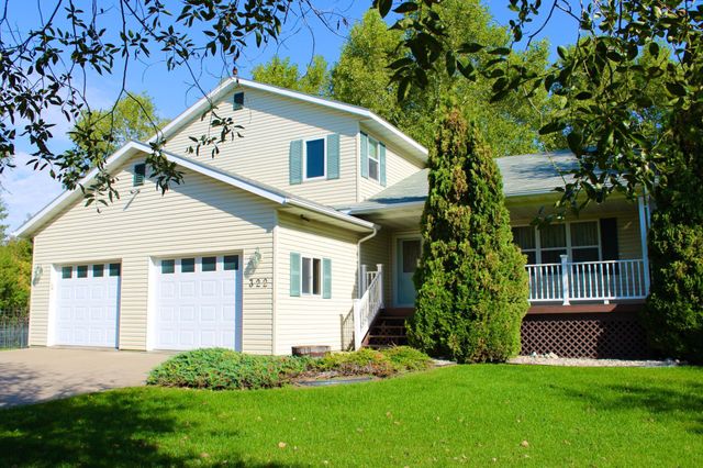 322 Oriole Avenue N, Thief River Falls, MN 56701