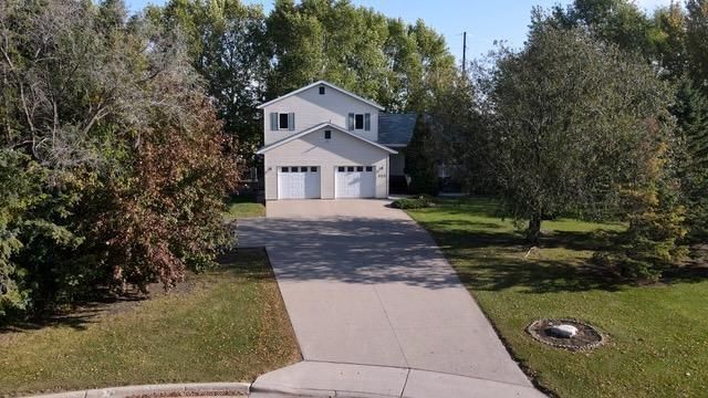 322 Oriole Avenue N, Thief River Falls, MN 56701