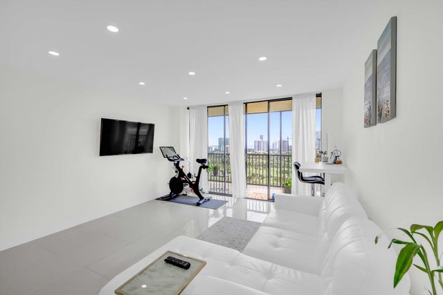 20335 W Country Club Drive 2107, Aventura, FL 33180