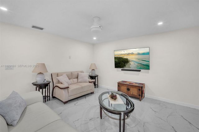 500 S Luna Ct 7, Hollywood, FL 33021