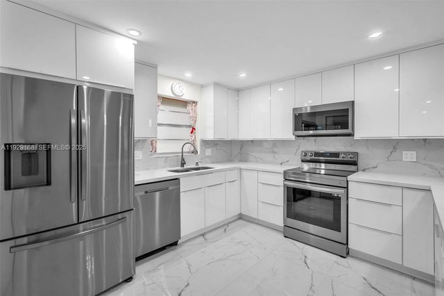 500 S Luna Ct 7, Hollywood, FL 33021