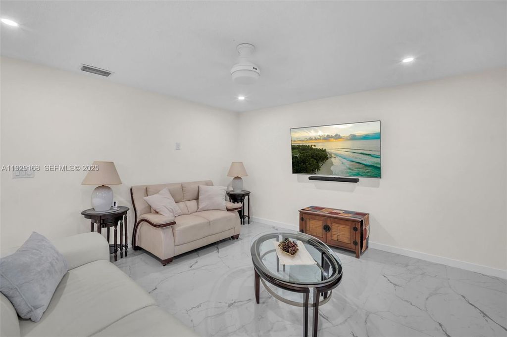 Image 10 of property listing at 500 S Luna Ct 7, Hollywood, FL 33021