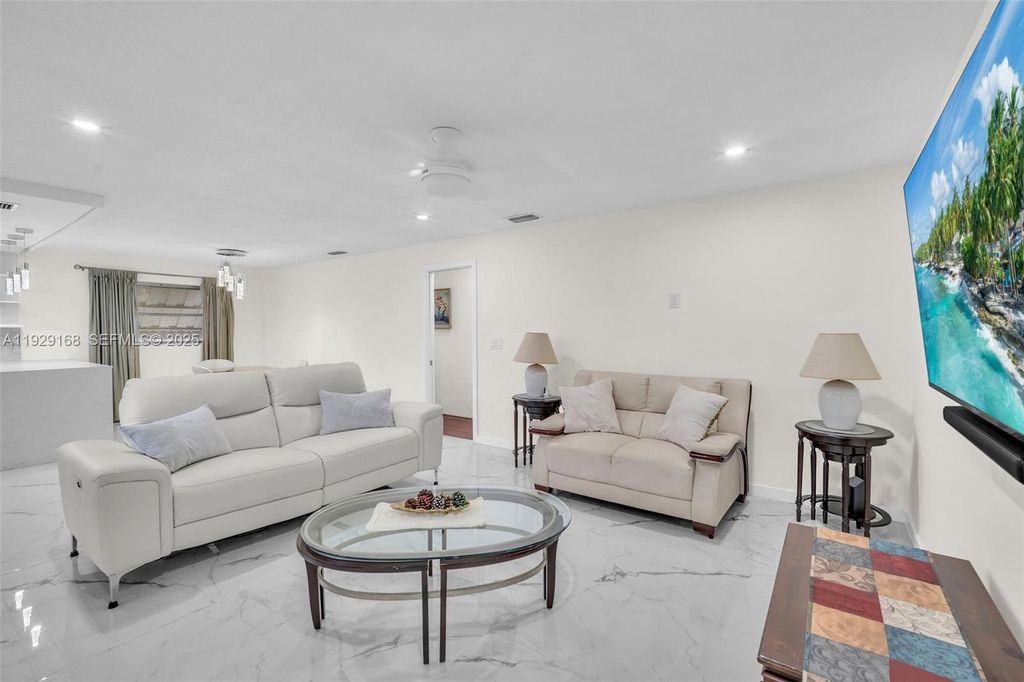 Image 11 of property listing at 500 S Luna Ct 7, Hollywood, FL 33021