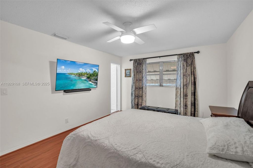 Image 13 of property listing at 500 S Luna Ct 7, Hollywood, FL 33021