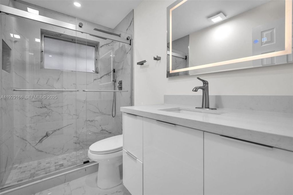 Image 18 of property listing at 500 S Luna Ct 7, Hollywood, FL 33021