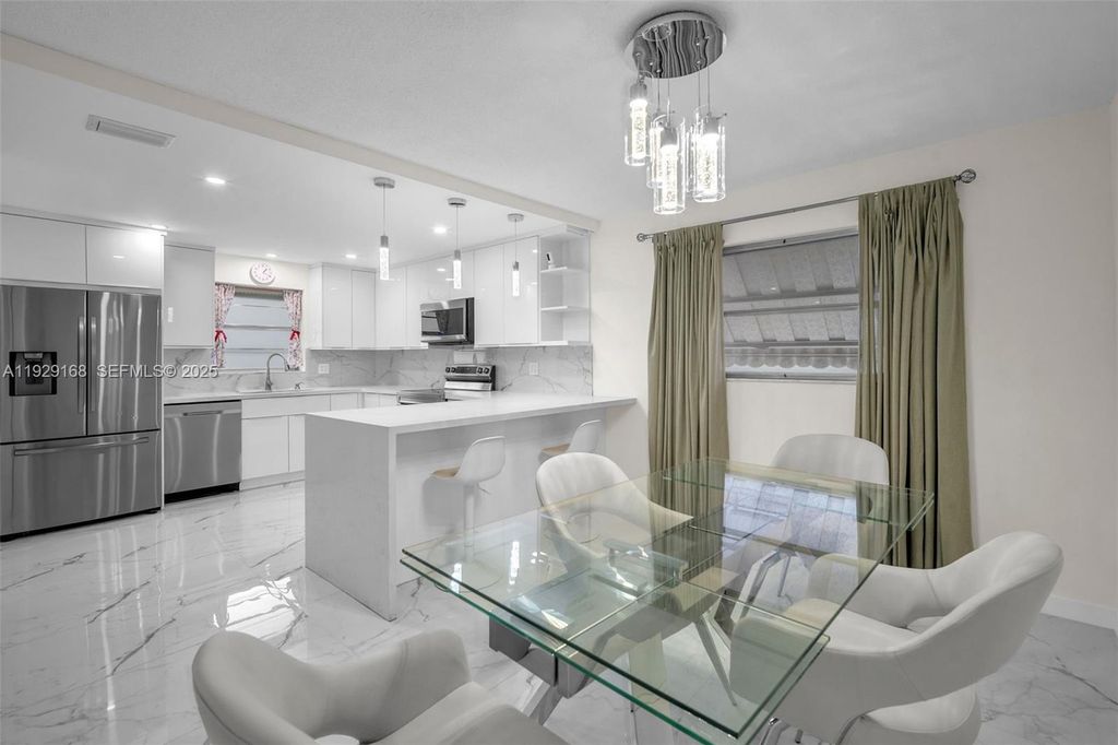 Image 2 of property listing at 500 S Luna Ct 7, Hollywood, FL 33021