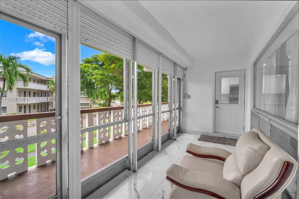 Image 20 of property listing at 500 S Luna Ct 7, Hollywood, FL 33021