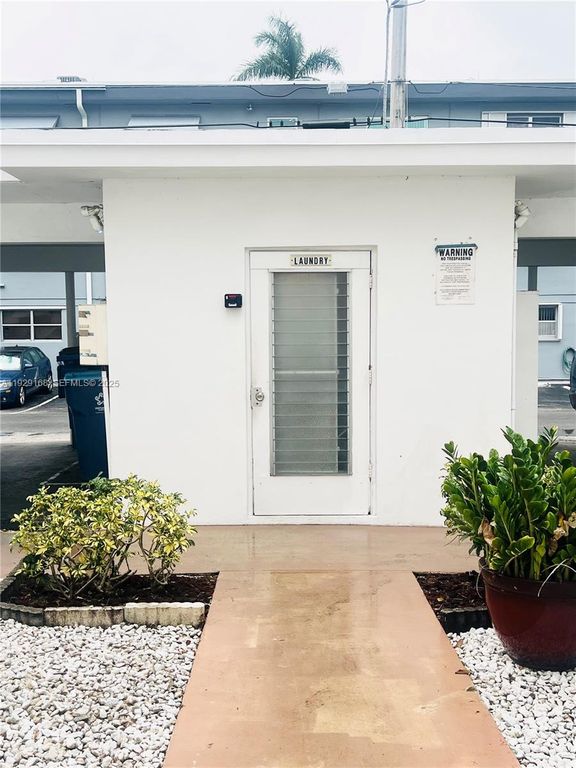 Image 22 of property listing at 500 S Luna Ct 7, Hollywood, FL 33021