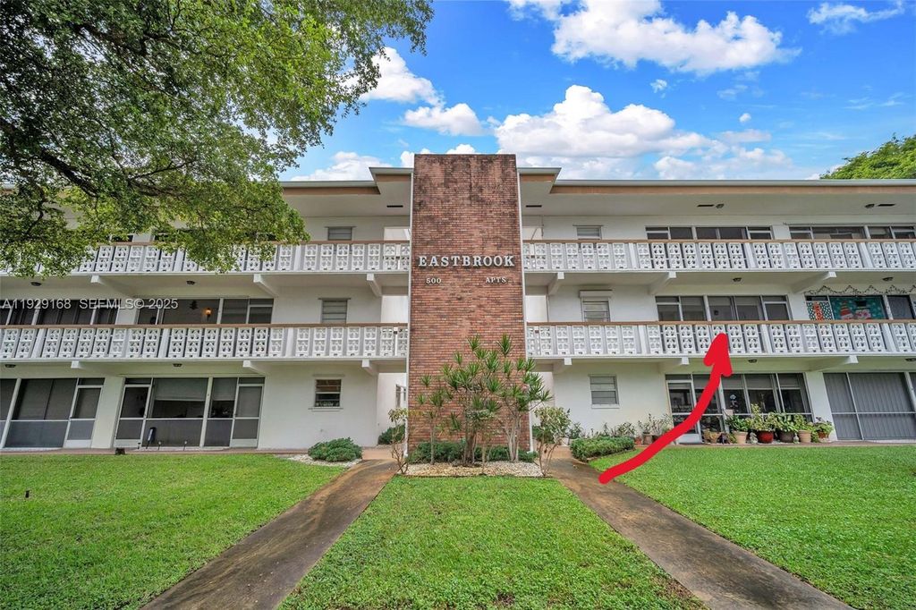 Image 25 of property listing at 500 S Luna Ct 7, Hollywood, FL 33021