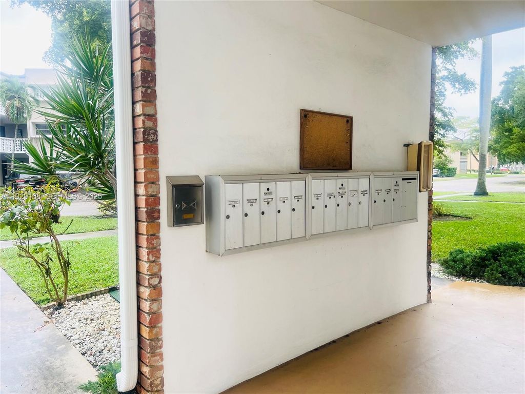 Image 29 of property listing at 500 S Luna Ct 7, Hollywood, FL 33021