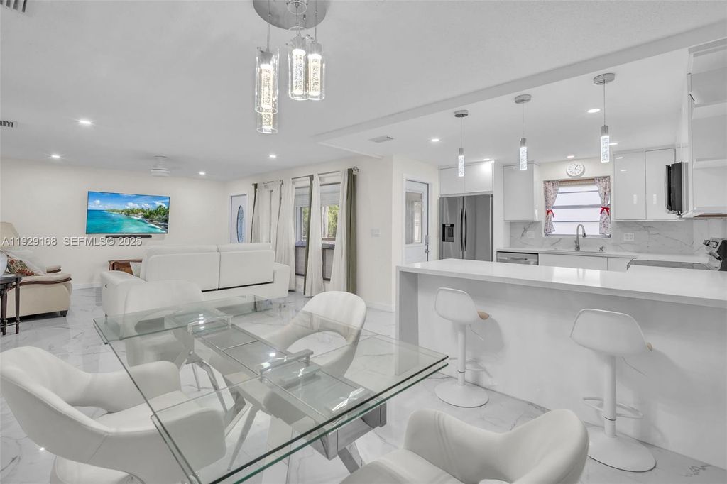 Image 3 of property listing at 500 S Luna Ct 7, Hollywood, FL 33021