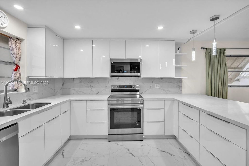 Image 6 of property listing at 500 S Luna Ct 7, Hollywood, FL 33021