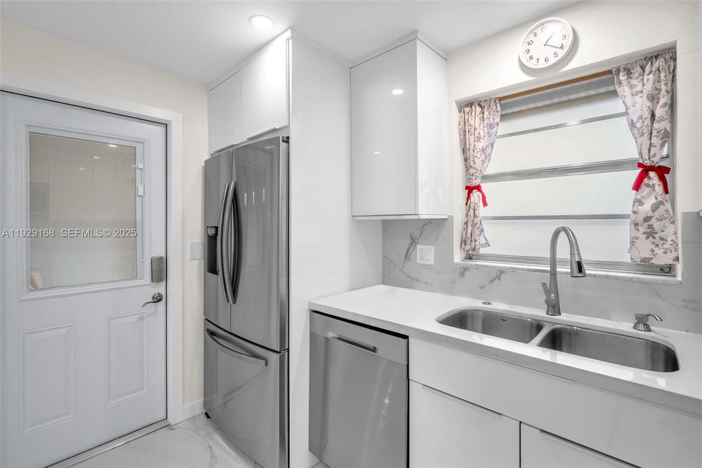 Image 7 of property listing at 500 S Luna Ct 7, Hollywood, FL 33021