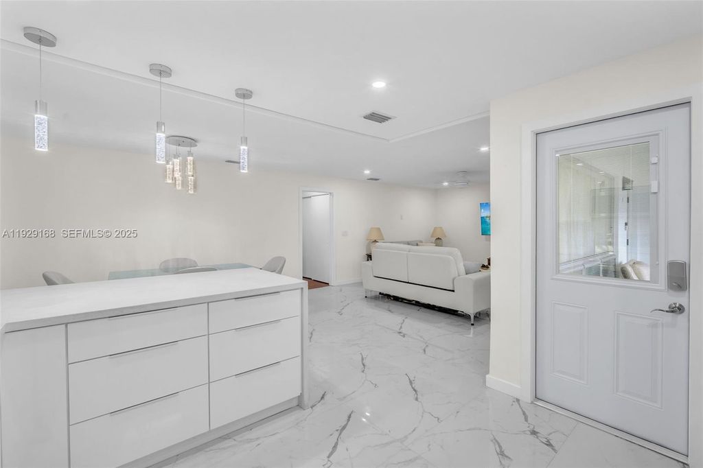 Image 8 of property listing at 500 S Luna Ct 7, Hollywood, FL 33021