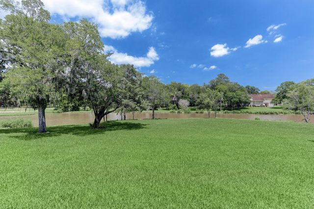 3921 Peacock Isle Drive, Dickinson, TX 77539