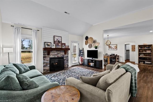 222 Fox Meadow Lane, Winston-salem, NC 27107