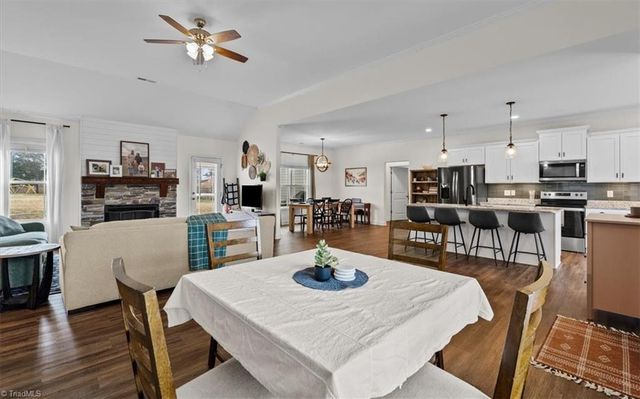 222 Fox Meadow Lane, Winston-salem, NC 27107