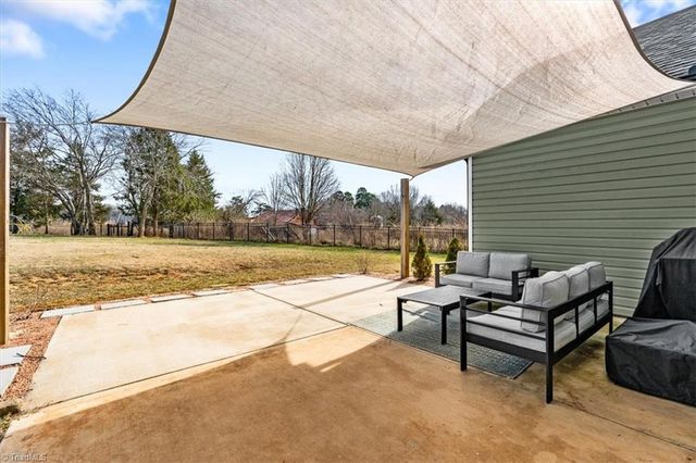 222 Fox Meadow Lane, Winston-salem, NC 27107