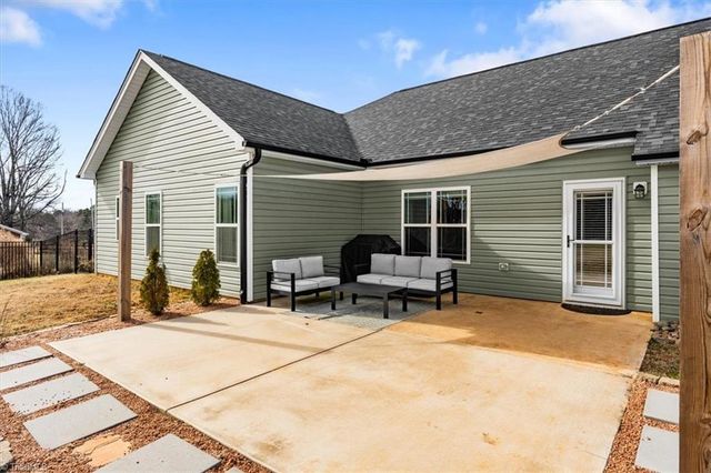 222 Fox Meadow Lane, Winston-salem, NC 27107