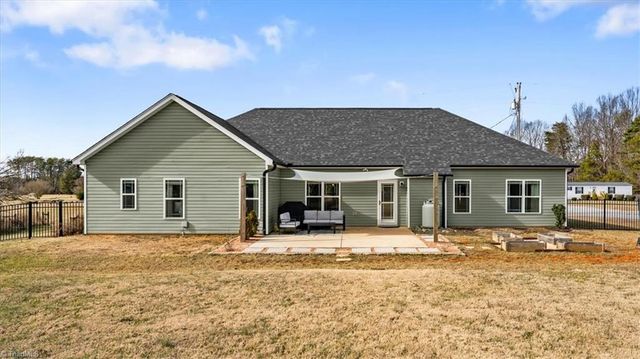 222 Fox Meadow Lane, Winston-salem, NC 27107