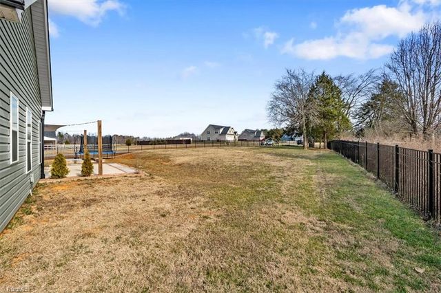 222 Fox Meadow Lane, Winston-salem, NC 27107