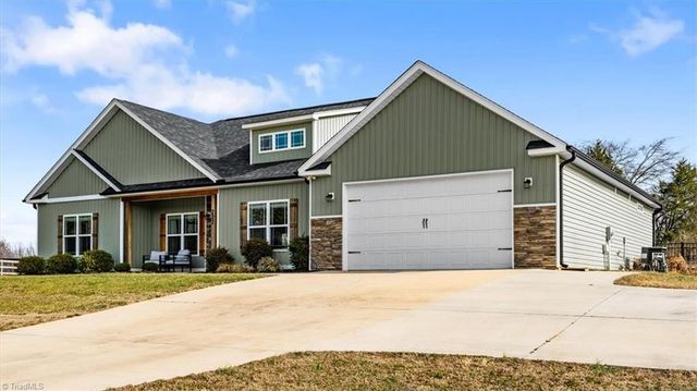 222 Fox Meadow Lane, Winston-salem, NC 27107