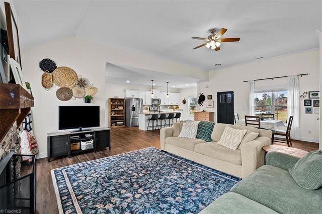 222 Fox Meadow Lane, Winston-salem, NC 27107