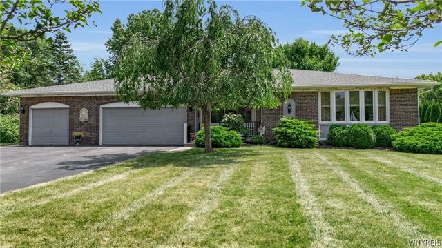 6151 Clarence Lane North, Clarence, NY 14051