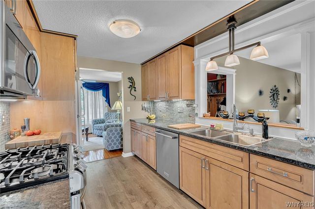6151 Clarence Lane North, Clarence, NY 14051