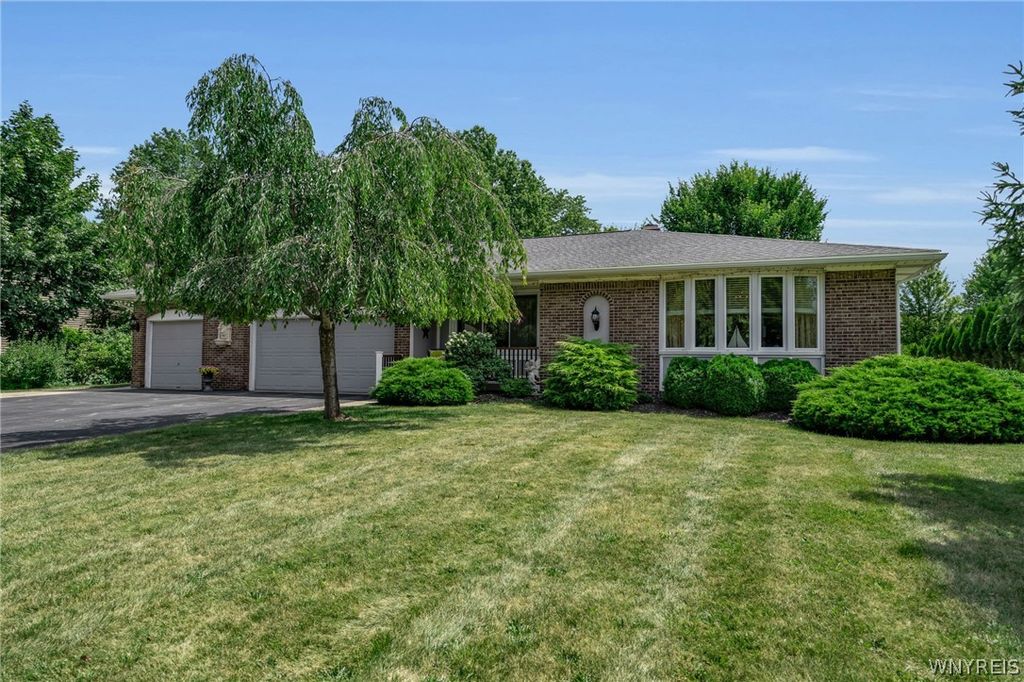 6151 Clarence Lane North, Clarence, NY 14051