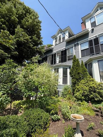 33 Brewster 33, Cambridge, MA 02138