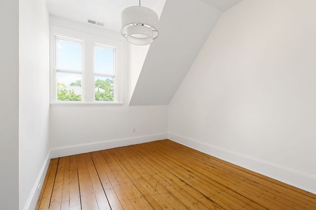 33 Brewster 33, Cambridge, MA 02138