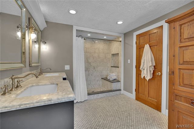 34 Audley End, Amherst, NY 14226