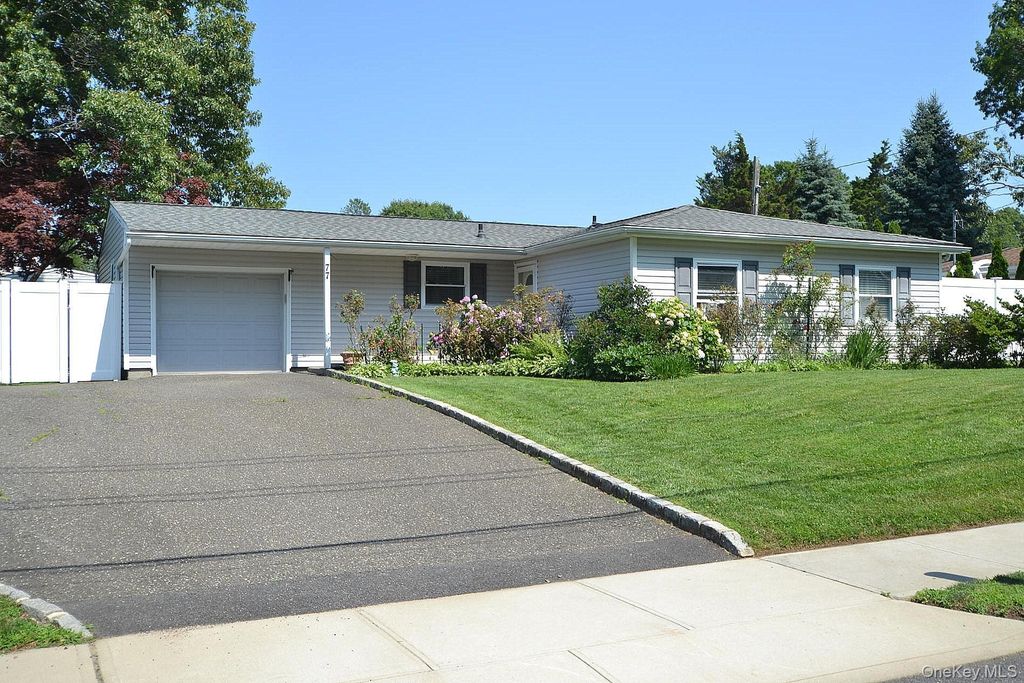 77 S Bicycle Path, Selden, NY 11784