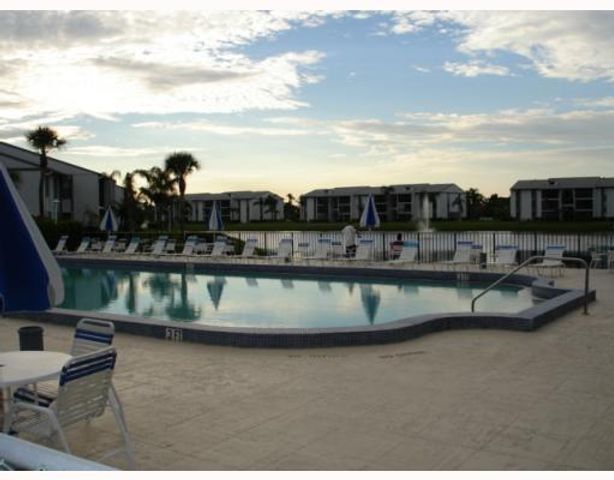 1105 GREEN PINE Boulevard C2, West Palm Beach, FL 33409